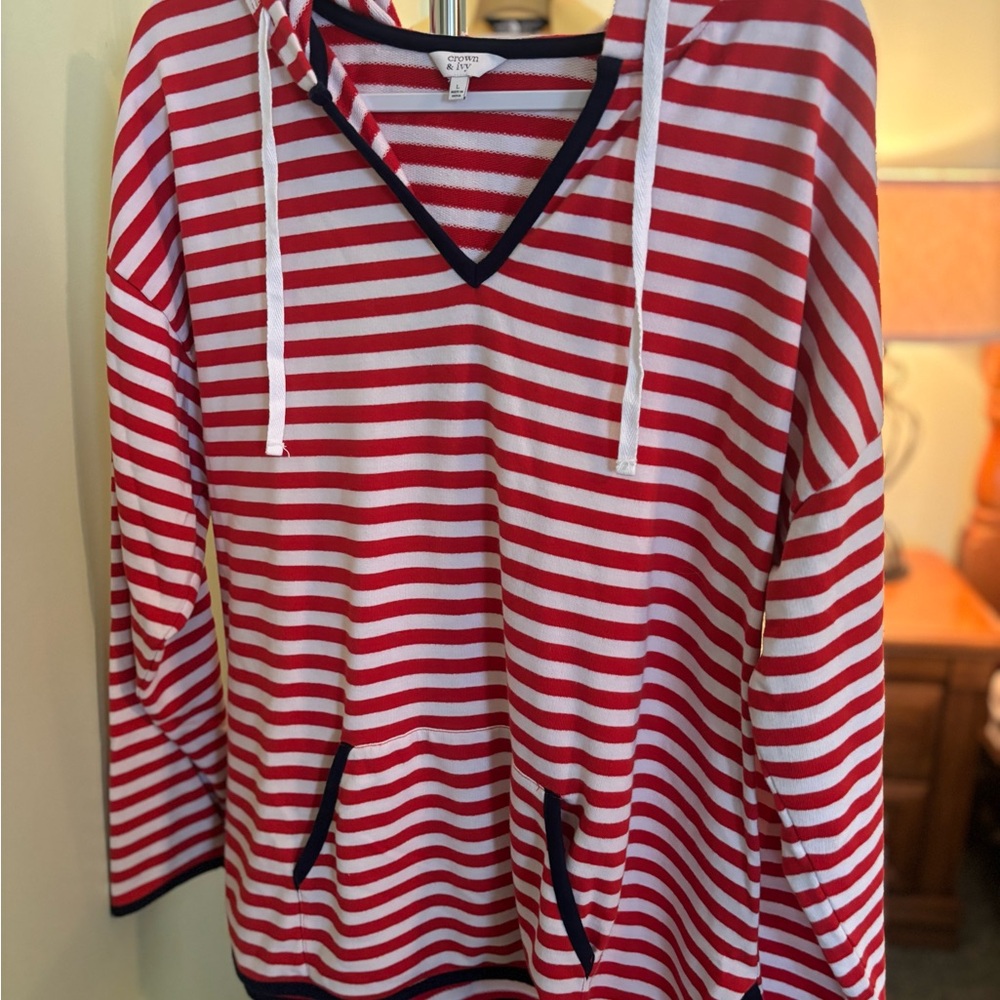 Red and white Crown and Ivy size L
